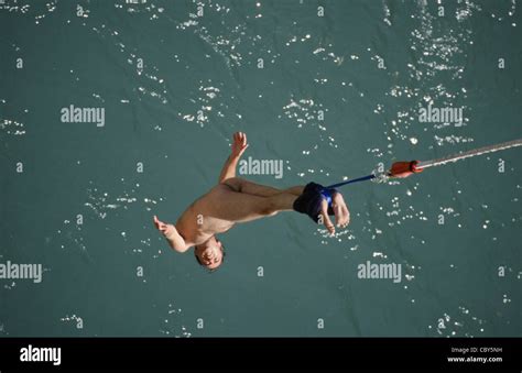 Naked Bungee Jumping in Queenstown, New Zealand。